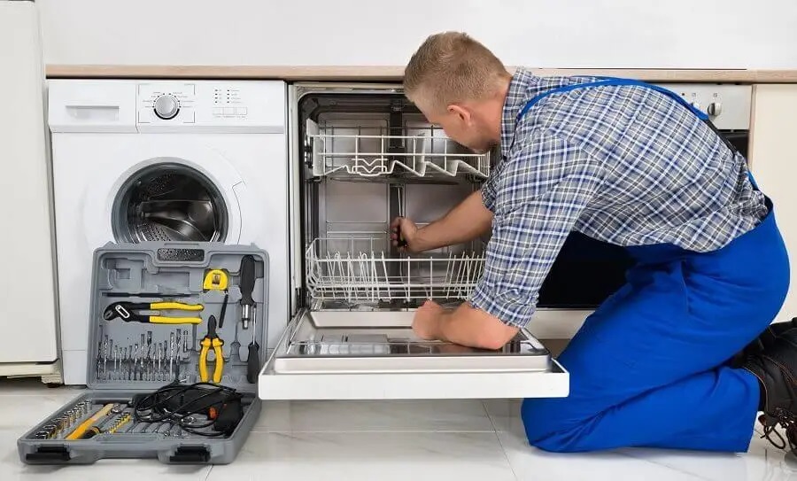 Buca Hotpoint servisi teknisyen ekibi beyaz eşya tamiri yaparken